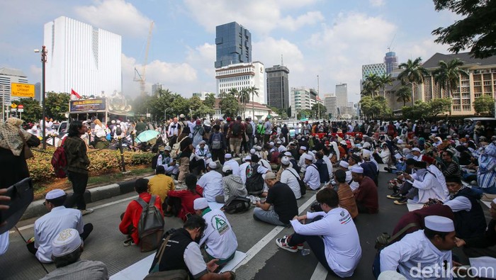 Foto-foto Aksi 164 Istighosah Kubro di Patung Kuda