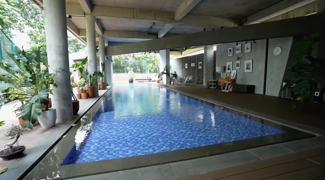 Tompi memfokuskan halaman belakang untuk olahraga dan hobi lain. Di area ini pula ia berlatih band.  (Foto: YouTube/Taulany TV)