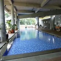 Tompi memfokuskan halaman belakang untuk olahraga dan hobi lain. Di area ini pula ia berlatih band.  (Foto: YouTube/Taulany TV)