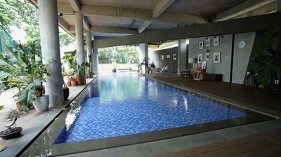 11 Potret Rumah Megah Tompi di Bintaro, Klinik Hingga Kafe Jadi Satu