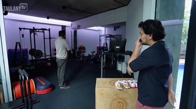 Selain kolam renang, terdapat pula gym. Tadinya ini buat mushala. Tapi gue sempat berdebat sama istri, kalau salat bisa di mana aja, katanya. (Foto: YouTube/Taulany TV)