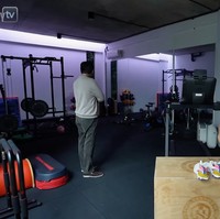 Selain kolam renang, terdapat pula gym. Tadinya ini buat mushala. Tapi gue sempat berdebat sama istri, kalau salat bisa di mana aja, katanya. (Foto: YouTube/Taulany TV)