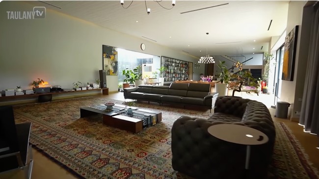 Mungkin orang lihatnya mewah, tapi saat bangun (rumah) gue gak pakai material mahal. Pilih yang low maintenence, ujar Tompi kepada Andre Taulany saat muncul di salah satu konten Taulany TV. (Foto: YouTube/Taulany TV)