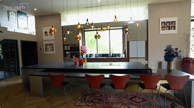 Ruang keluarga hadir dalam konsep open space yang menyatu dengan dapur dan ruang makan. Kesan lapang langsung terasa. (Foto: YouTube/Taulany TV)
