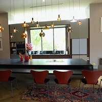 Ruang keluarga hadir dalam konsep open space yang menyatu dengan dapur dan ruang makan. Kesan lapang langsung terasa. (Foto: YouTube/Taulany TV)