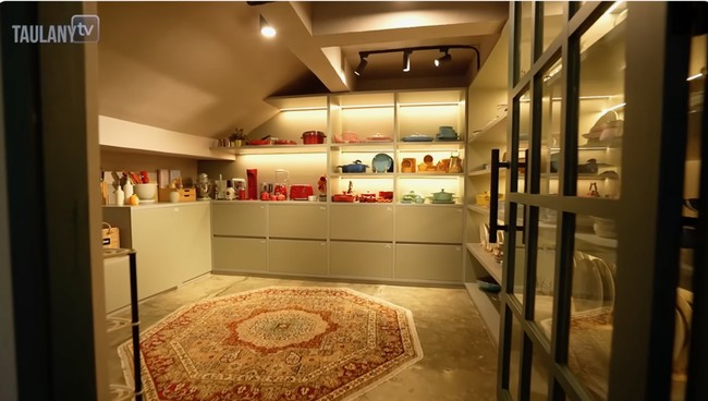 Dekat dapur terdapat sebuah ruang khusus yang didedikasikan untuk menyimpan peralantan masak miliknya bersama sang istri. (Foto: YouTube/Taulany TV)