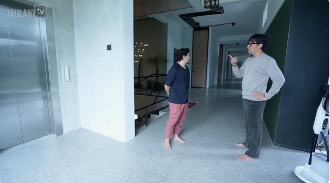 Bukan rumah mewah namanya jika tidak ada lift. Tapi ini lift barang, harganya lebih murah dibanding lift orang pada umumnya, ujar pelantun Selalu Denganmu. (Foto: YouTube/Taulany TV)
