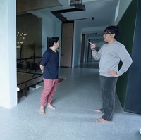 Bukan rumah mewah namanya jika tidak ada lift. Tapi ini lift barang, harganya lebih murah dibanding lift orang pada umumnya, ujar pelantun Selalu Denganmu. (Foto: YouTube/Taulany TV)