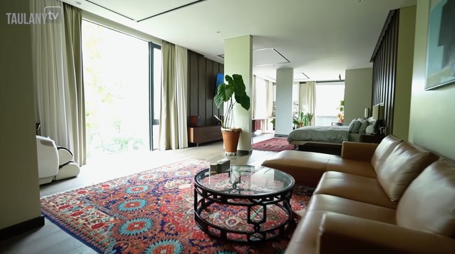 Kamar utama berada di lantai teratas dari bangunan 2 lantai ini. Selain berfungsi sebagai tempat istirahat, di sini juga menjadi tempat favorit Tompi untuk bekerja dan membaca. (Foto: YouTube/Taulany TV)