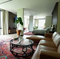 Kamar utama berada di lantai teratas dari bangunan 2 lantai ini. Selain berfungsi sebagai tempat istirahat, di sini juga menjadi tempat favorit Tompi untuk bekerja dan membaca. (Foto: YouTube/Taulany TV)