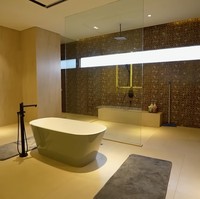Didominasi warna putih dengan sentuhan kayu, kamar mandi bak di resor mewah lengkap dengan bathtub dan area shower dengan pancuran hujan. (Foto: YouTube/Taulany TV)