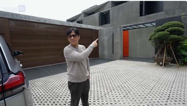 Saking luasnya, area tersebut tak hanya dibangun rumah. Klinik kecantikan rintisan Tompi, berikut sebuah kafe juga hadir di situ. (Foto: YouTube/Taulany TV)