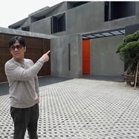 Saking luasnya, area tersebut tak hanya dibangun rumah. Klinik kecantikan rintisan Tompi, berikut sebuah kafe juga hadir di situ. (Foto: YouTube/Taulany TV)