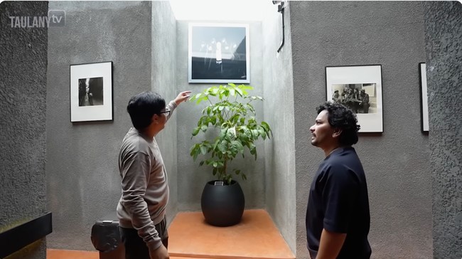 Lorong panjang langsung menyambut ketika masuk rumah berasitektur modern brutalist ini. Tompi memanfaatkannya sebagai galeri foto yang memamerkan karya-karya hasil jepretannya. (Foto: YouTube/Taulany TV)