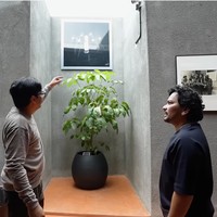 Lorong panjang langsung menyambut ketika masuk rumah berasitektur modern brutalist ini. Tompi memanfaatkannya sebagai galeri foto yang memamerkan karya-karya hasil jepretannya. (Foto: YouTube/Taulany TV)