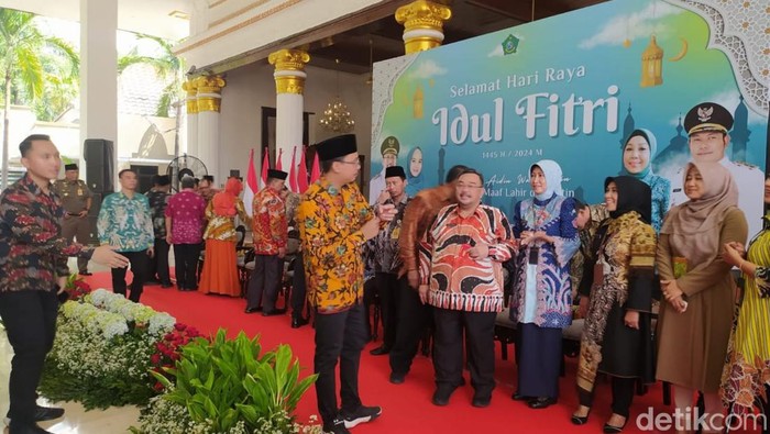 Gus Muhdlor di acara halalbihalal dengan ASN usai ditetapkan tersangka KPK