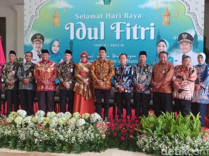 Gus Muhdlor di acara halalbihalal dengan ASN usai ditetapkan tersangka KPK