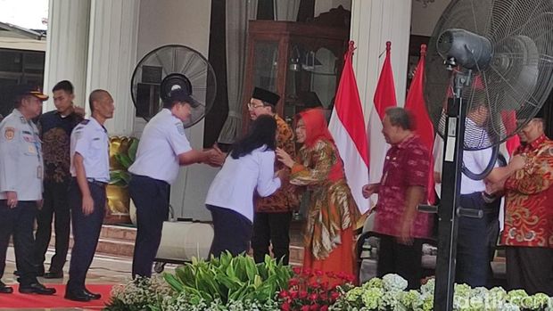 Gus Muhdlor menggelar halalbihalal dengan ASN usai ditetapkan sebagai tersangka KPK