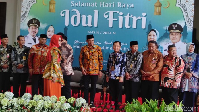 Gus Muhdlor menggelar halalbihalal dengan ASN usai ditetapkan sebagai tersangka KPK