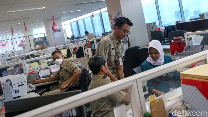 Hari ini merupakan hari pertama masuk kerja usai libur Lebaran. Begini suasananya di Badan Kepegawaian Daerah (BKD) DKI Jakarta.