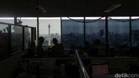 Meski begitu, masih ada kursi yang kosong yang tak diisi oleh pegawai. Suasana perkantoran masih tampak lengang.