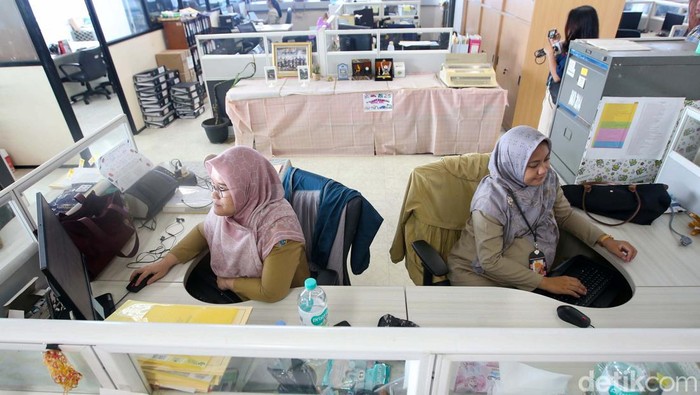 Hari Pertama Kerja, Begini Suasana di BKD DKI Jakarta Hari ini merupakan hari pertama masuk kerja usai libur Lebaran. Begini suasananya di Badan Kepegawaian Daerah (BKD) DKI Jakarta.
