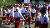 Sejumlah siswa mengikuti apel pagi hari pertama masuk sekolah di SD Negeri Inpres, Tanjung Ria, Kayu Batu, Jayapura, Papua, Selasa (16/4/2024). Hari pertama masuk sekolah semester genap usai libur hari raya Idul Fitri 1445 H tersebut diisi dengan kegiatan apel bersama dan menyanyikan sejumlah lagu nasional serta daerah untuk membangkitkan motivasi belajar dan semangat siswa. ANTARA FOTO/Gusti Tanati.