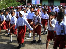 30 Contoh Perilaku Santun dalam Bergaul dengan Teman Sekelas