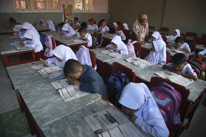Sejumlah siswa mengikuti kegiatan belajar saat hari pertama masuk sekolah setelah libur Lebaran di SD Negeri 1 Ternate, Kota Ternate, Maluku Utara, Selasa (16/4/2024). Siswa mulai masuk sekolah usai libur hari raya Idul Fitri 1445 H. ANTARA FOTO/Andri Saputra/wpa.