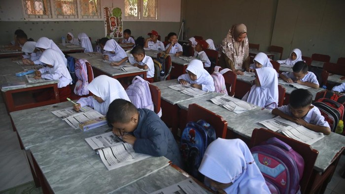 Hari pertama sekolah setelah libur lebaran Sejumlah siswa mengikuti kegiatan belajar saat hari pertama masuk sekolah setelah libur Lebaran di SD Negeri 1 Ternate, Kota Ternate, Maluku Utara, Selasa (16/4/2024). Siswa mulai masuk sekolah usai libur hari raya Idul Fitri 1445 H. ANTARA FOTO/Andri Saputra/wpa.