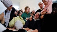 Para pelayat menangis di dekat jenazah Yazan Ishtayeh.