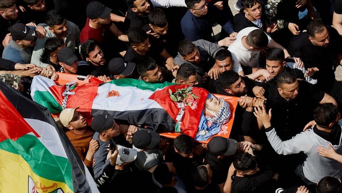 Mourners react during the funeral of Palestinian Yazan Ishtayeh, who was killed in an Israeli raid, in Salim, near Nablus, in the Israeli-occupied West Bank April 15, 2024. REUTERS/Raneen Sawafta