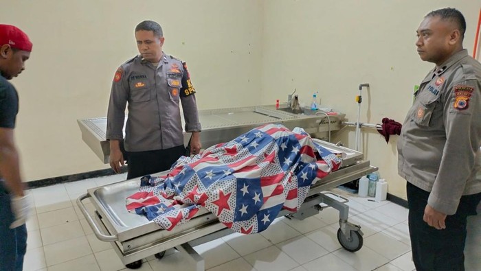 Jasad lansia NB (63), korban kebakaran rumah di Ambon saat dievakuasi polisi.