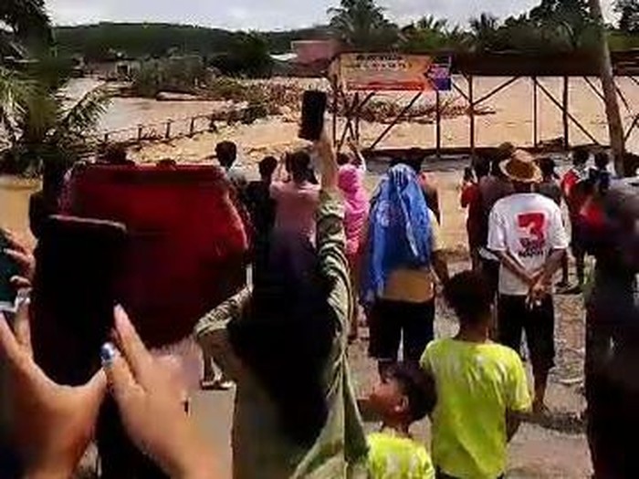 Jembatan gantung di Desa Tanjung Agung putus akibat tingginya debit Sungai Rupit