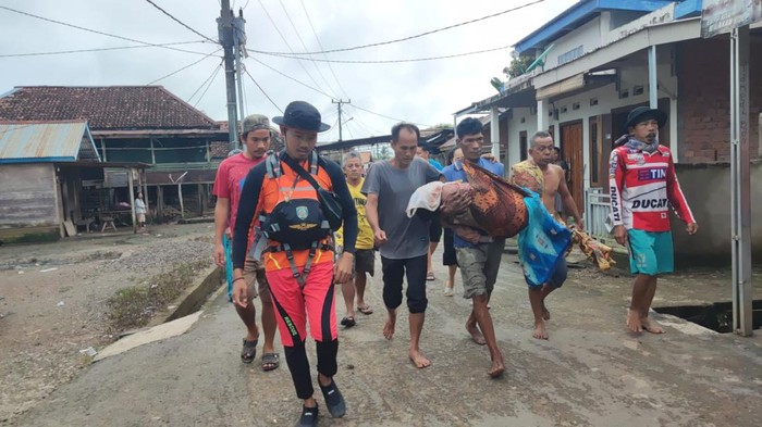 Jenazah bocah Afifah dievakuasi ke rumah duka.