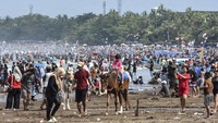 Meski libur telah selesai, pantai ini masih dipenuhi wisatawan.