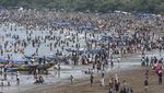 Wow! Pantai Pangandaran Masih Dipenuhi Wisatawan