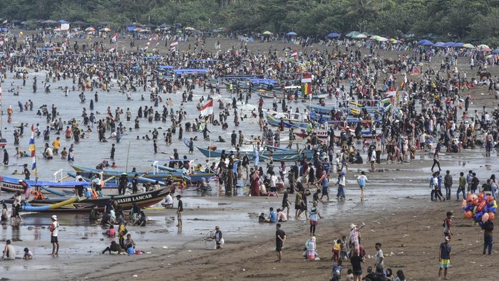 Wisatawan memadati pantai Pangandaran di Kabupaten Pangandaran, Jawa Barat, Selasa (16/4/2024). Dinas Pariwisata dan Kebudayaan (Disparbud) Kabupaten Pangandaran mencatat jumlah kunjungan ke destinasi wisata di Pangandaran selama hari libur lebaran mencapai 159.125 orang. ANTARA FOTO/Adeng Bustomi/wpa.