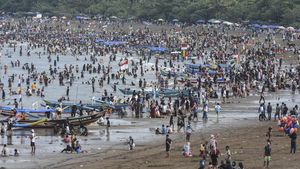 Lihat Sendiri! Sebanyak Ini Orang yang Main ke Pantai Pas Libur Lebaran