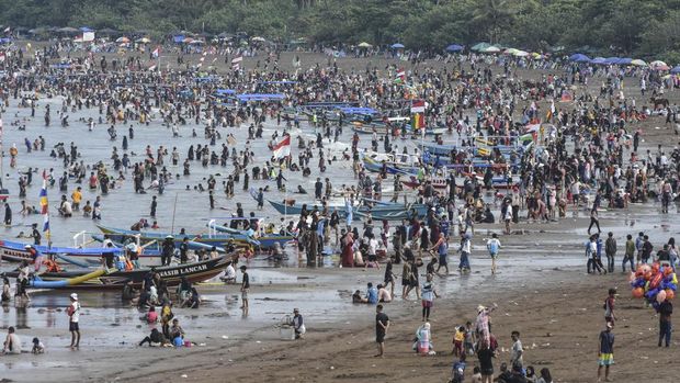 Wisatawan memadati pantai Pangandaran di Kabupaten Pangandaran, Jawa Barat, Selasa (16/4/2024). Dinas Pariwisata dan Kebudayaan (Disparbud) Kabupaten Pangandaran mencatat jumlah kunjungan ke destinasi wisata di Pangandaran selama hari libur lebaran mencapai 159.125 orang. ANTARA FOTO/Adeng Bustomi/wpa.