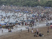 Lihat Sendiri! Sebanyak Ini Orang yang Main ke Pantai Pas Libur Lebaran