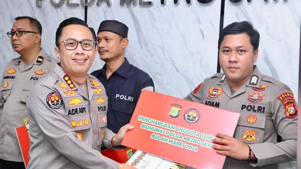 Kabid Humas Polda Metro Jaya Kombes Ade Ary Syam Indradi memberikan penghargaan kepada 5 polisi humas