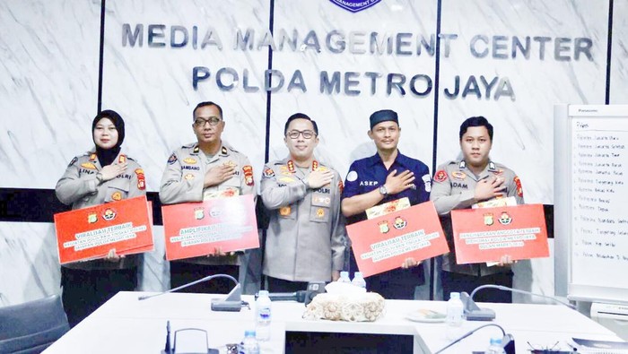 Kabid Humas Polda Metro Jaya Kombes Ade Ary Syam Indradi memberikan penghargaan kepada 5 polisi humas