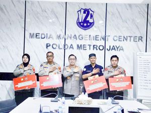 Kabid Humas Polda Metro Beri Penghargaan 5 Polisi Berprestasi