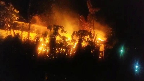 Sebuah kandang di Karangasem terbakar pada Senin (15/4/2024). Sapi dan ayam ikut terpanggang.