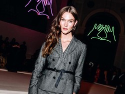 Karlie Kloss Hadiri Show Dior, Tampil Perdana Setelah Beli Perusahaan Media