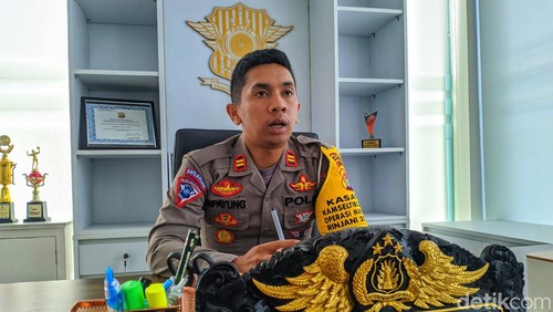 Kasat Lantas Polres Lombok Barat Iptu Adi Rijal Pangihutan Sipayung  saat ditemui di kantornya. (Ahmad Viqi/detikBali)