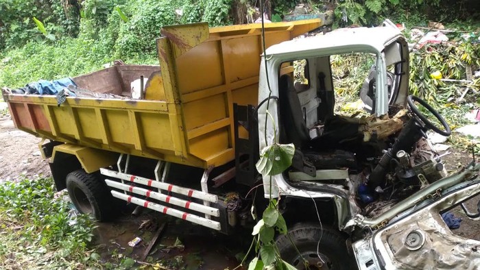 Kecelakaan maut melibatkan mobil pikap dengan truk di Halmahera Barat, Maluku Utara.