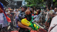 Penduduk lokal dan wisatawan bermain air saat merayakan hari raya Songkran yang menandai Tahun Baru Thailand di Bangkok, Thailand.
