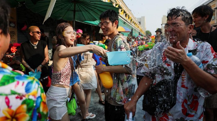 Revellers play with water as they celebrate the Songkran holiday which marks the Thai New Year in Bangkok, Thailand, April 14, 2024. REUTERS/Chalinee Thirasupa     TPX IMAGES OF THE DAY